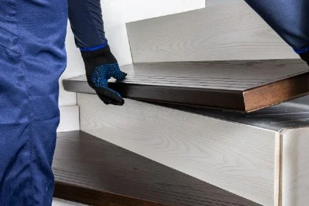 Person verkleidet Treppenstufe