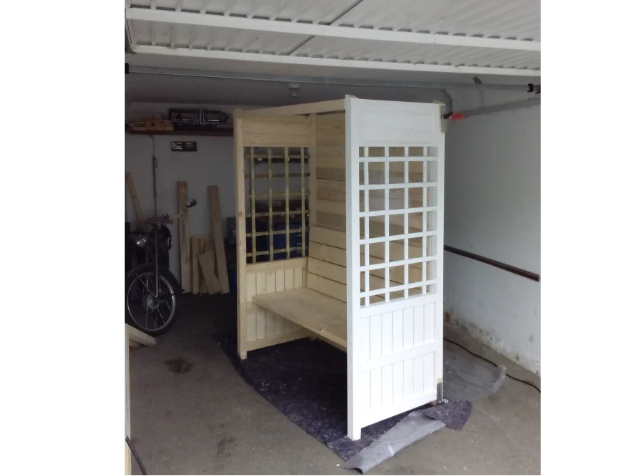 Holzgestell einer Gartenlaube in Garage