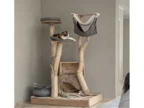 Großer Kratzbaum aus Holz mit Katze