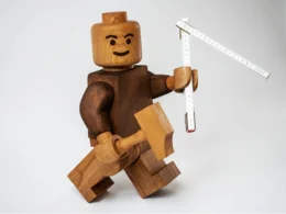 Holzfigur mit Zollstock und Hammer