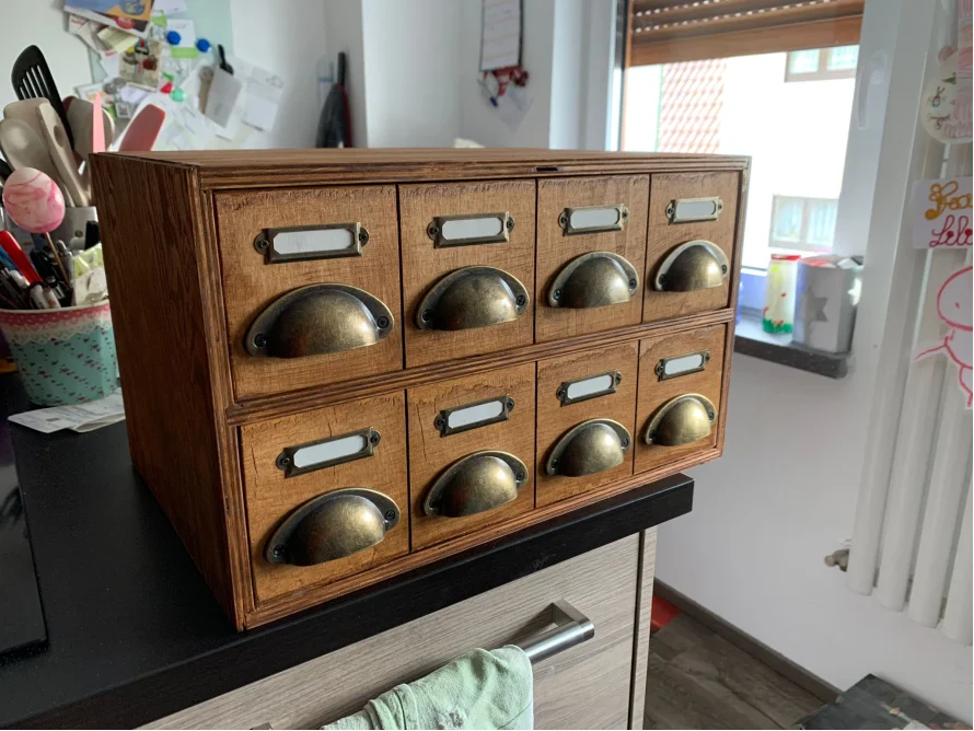 Holzkommode mit Schubladen