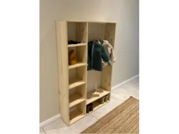 Garderobe aus hellem Holz mit Kleiderstange und Fächern