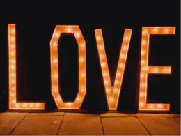 Leuchtbuchstaben LOVE mit Glühbirnen