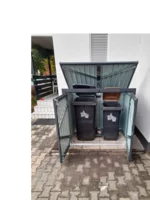 Offener Mülleimerverschlag mit zwei Tonnen