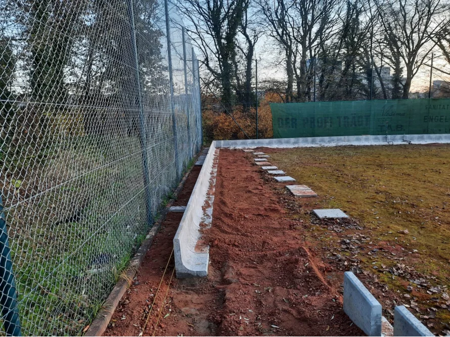 Baustelle mit Betonfundament