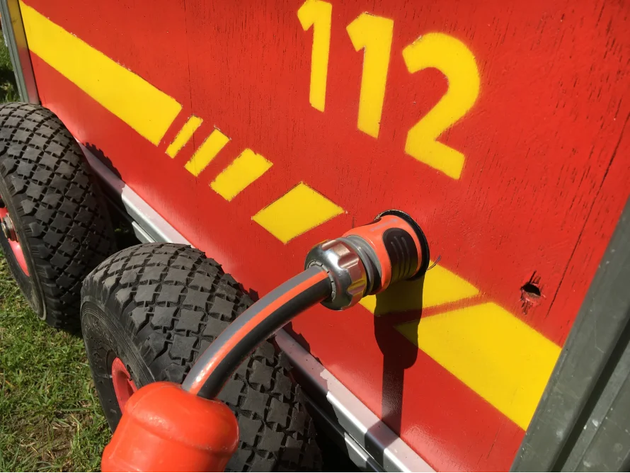 Roter Wagen mit Schlauch