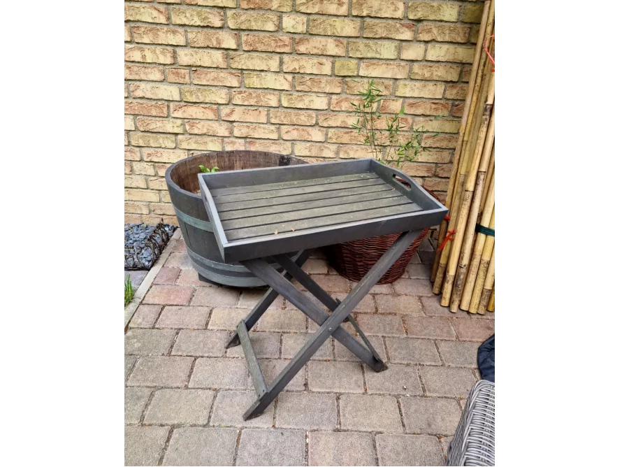 Klapptisch aus Holz auf einer Terrasse