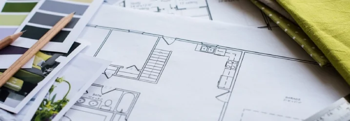 Planung der Wohnungseinrichtung mit Grundrissen, Farbmustern und Stoffproben.