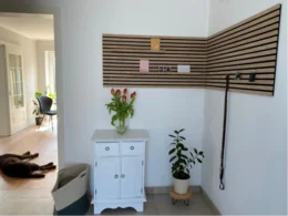 Garderobe mit Holzlatten an der Wand