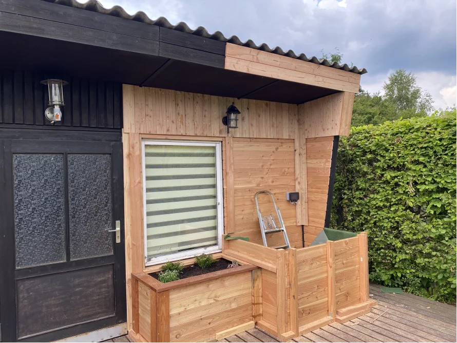 Gartenhaus mit Holzverkleidung