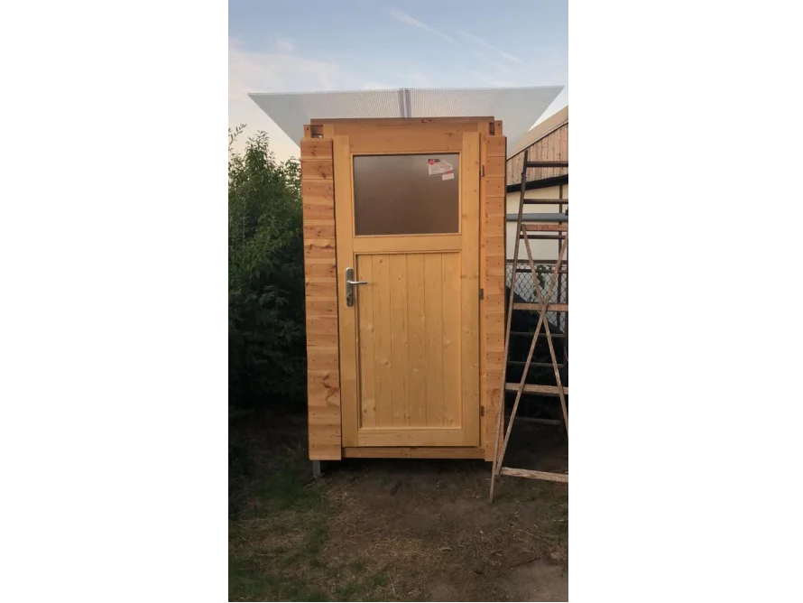 Holz-Gartenhaus mit durchsichtigem Dach