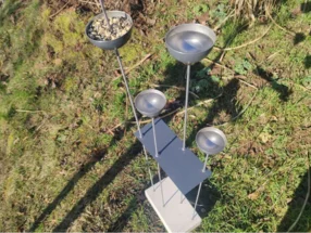 Vogelfutterstelle mit vier Schalen