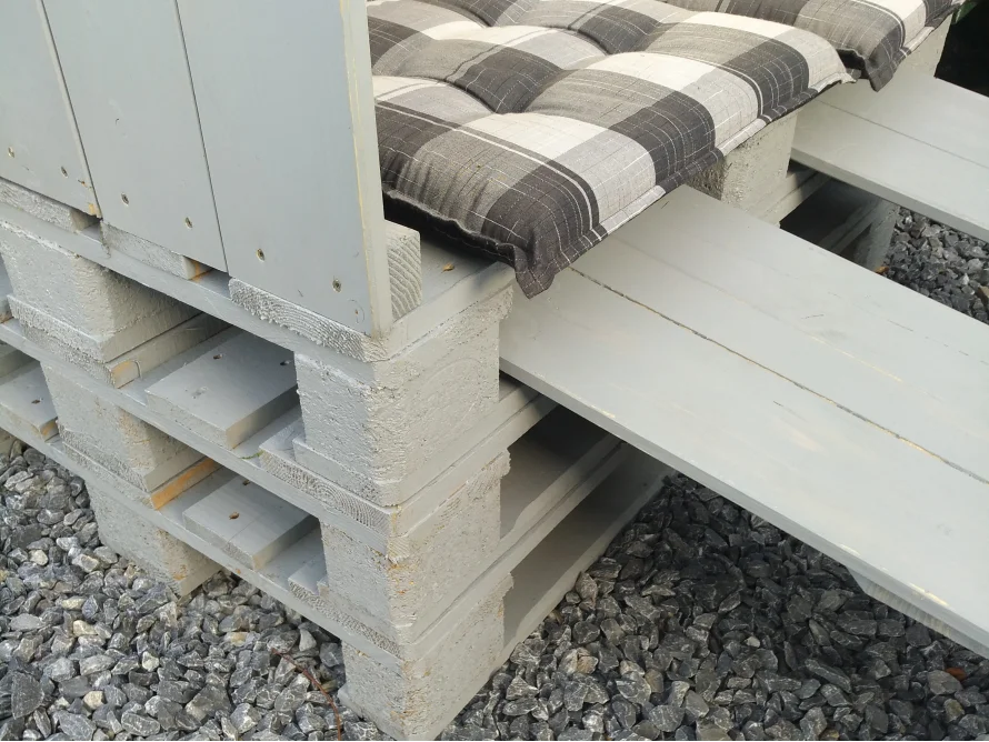 Holzgestell mit Sitzfläche