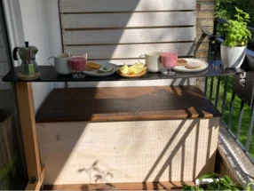 Frühstück auf einem Balkontisch