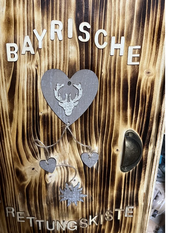 Holzkiste mit Herz und Hirschmotiv