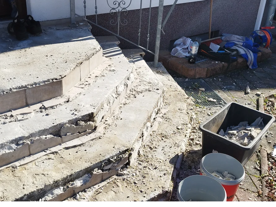 Abgebrochene Fliesen auf einer Treppe