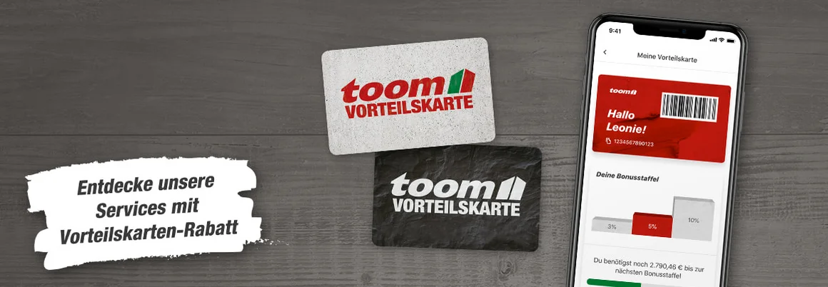 Smartphone mit geöffneter App und zwei Kundenkarten