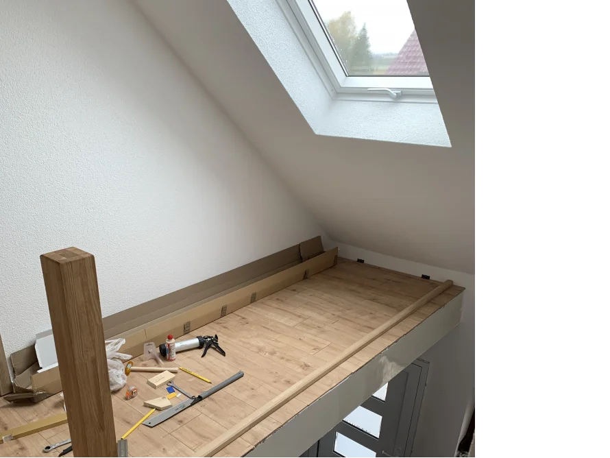 Holzbalken und Werkzeug auf einem Dachboden