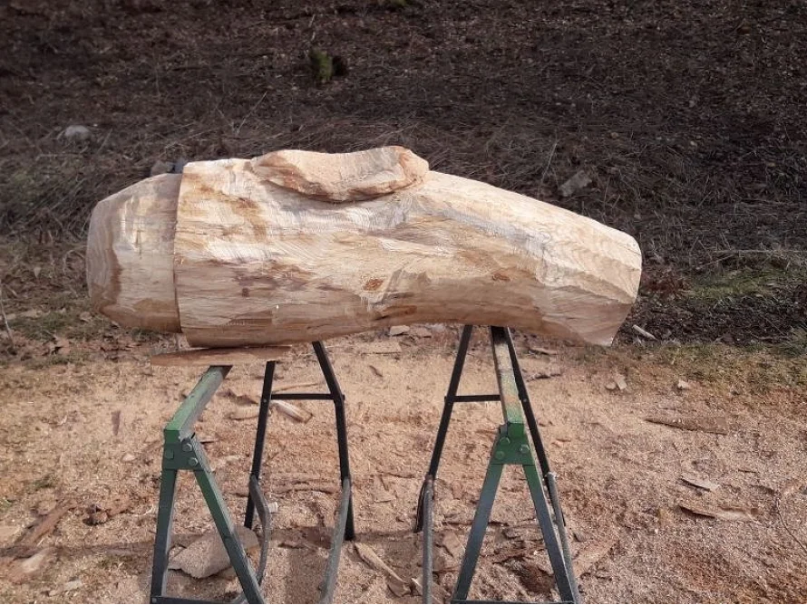 Bearbeitetes Holz auf einem Gestell