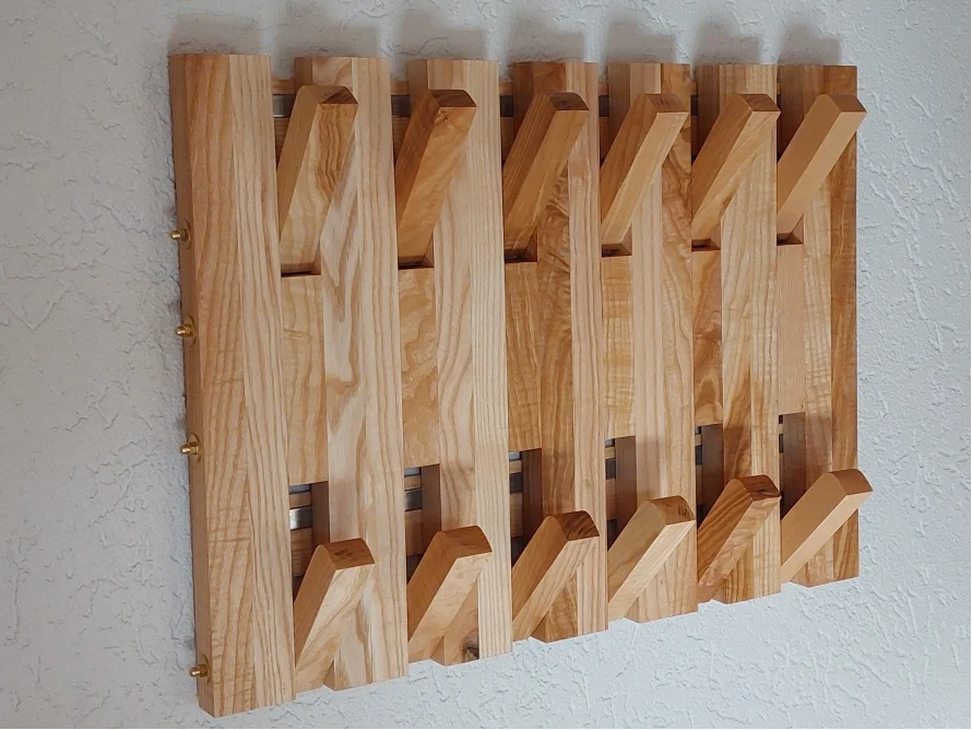 Hölzerne Garderobe mit Haken