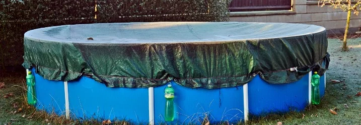 Abgedeckter Pool im Garten im Winter