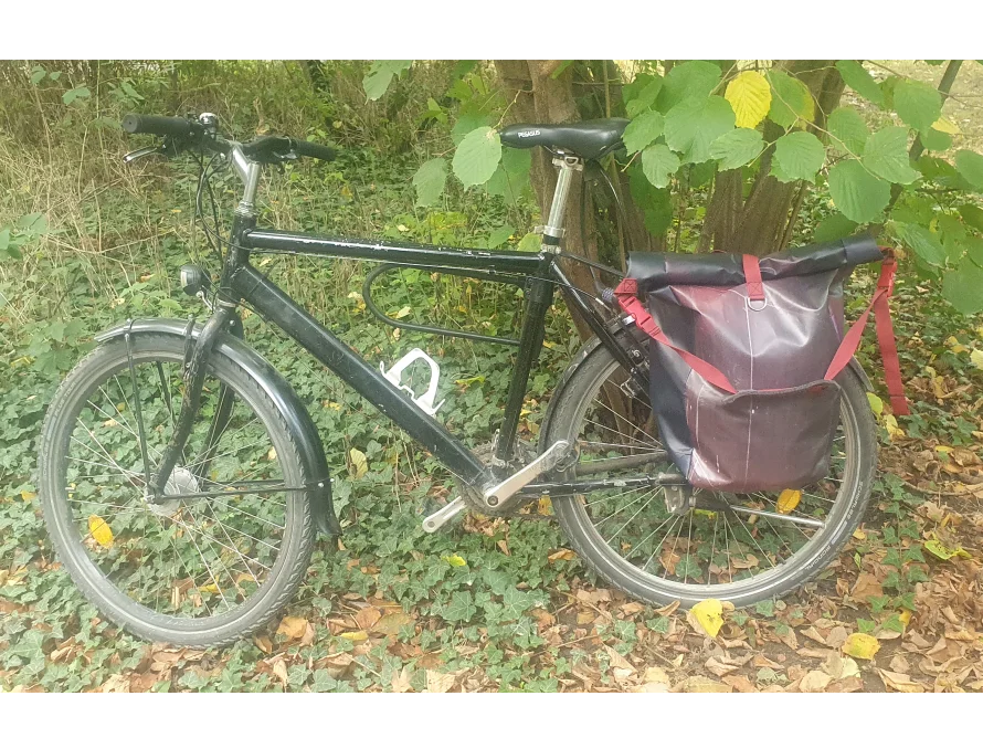 Schwarzes Fahrrad mit Gepäckträgertasche
