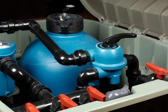 Poolfiltersystem mit Rohren und Ventilen