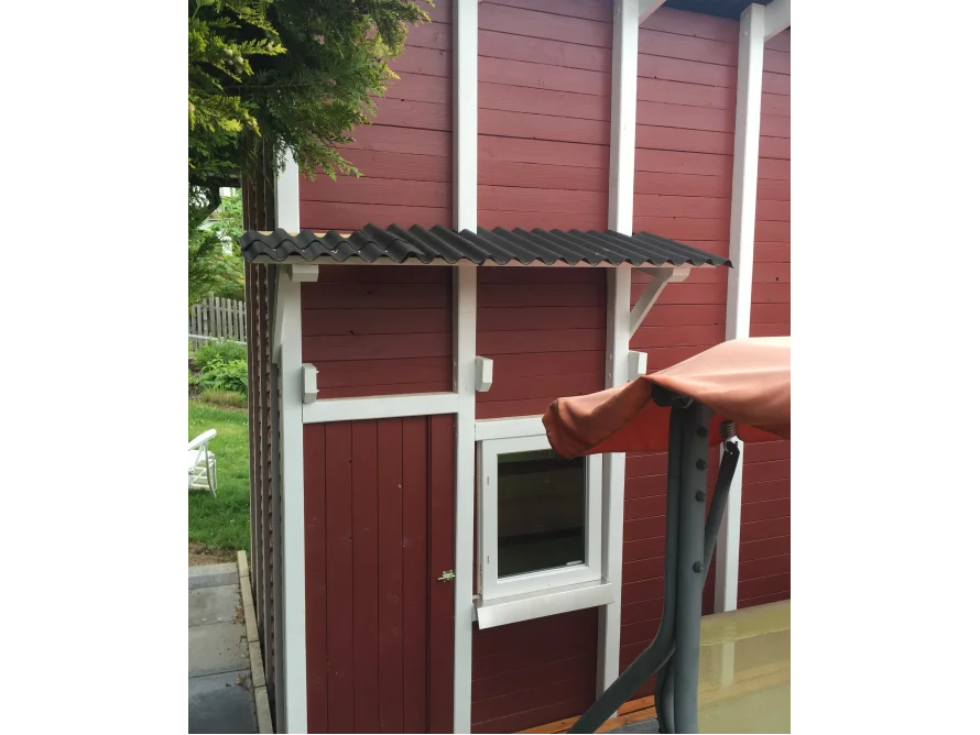 Rote Holzwand eines Gartenhauses