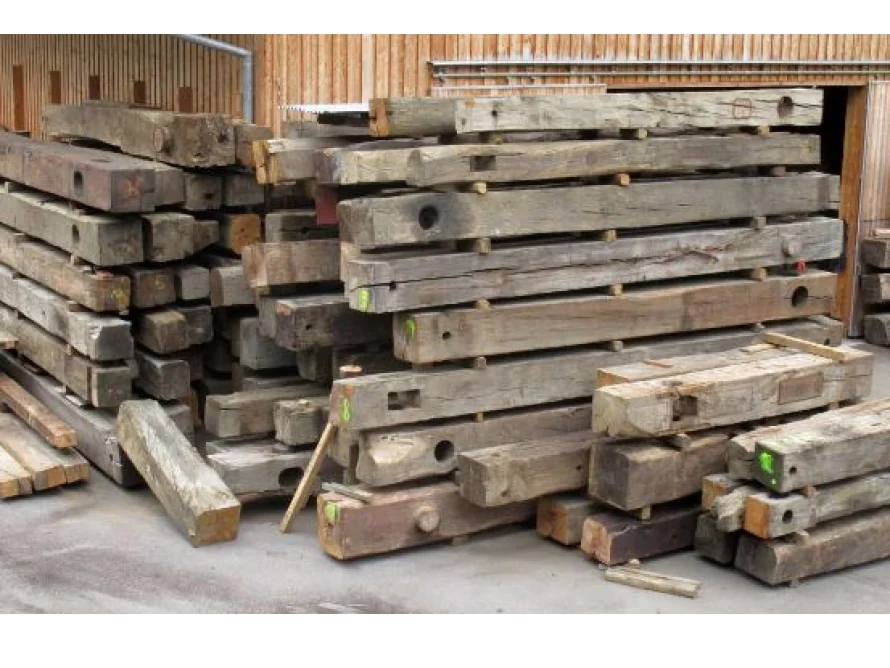 Stapel von alten Holzbalken