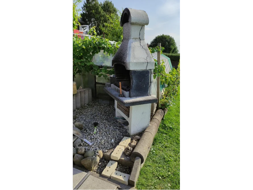 Ein gemauerter Gartengrill mit Kamin.