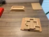 Teile eines Holzbausatzes auf einem Tisch