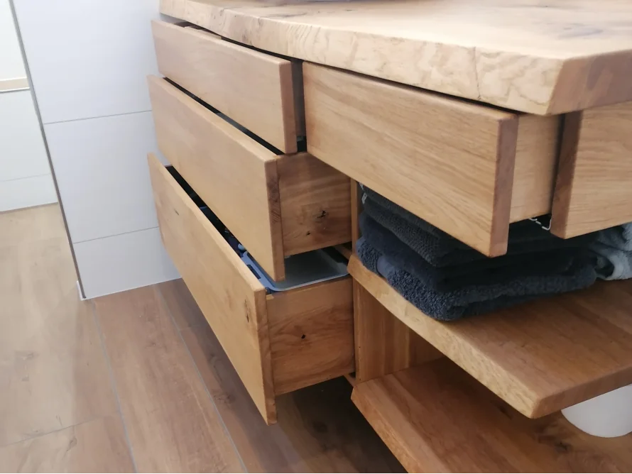 Offene Holzschubladen mit Handtüchern