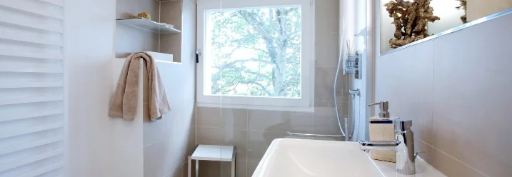 Modernes Badezimmer mit Dusche