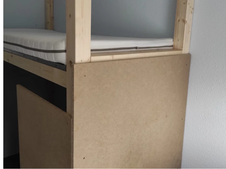 Holzbettgestell mit Matratze