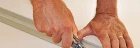 Person schneidet mit Cuttermesser eine Platte zu.