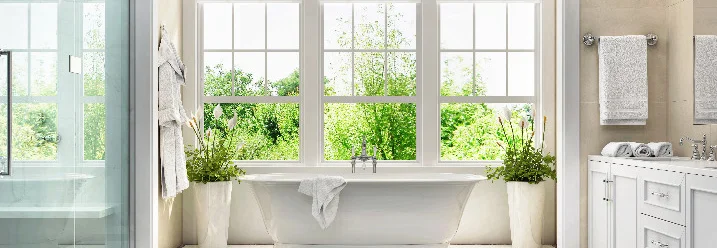 Helles Badezimmer mit freistehender Badewanne