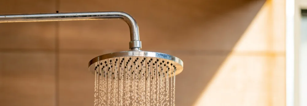 Duschkopf mit laufendem Wasser