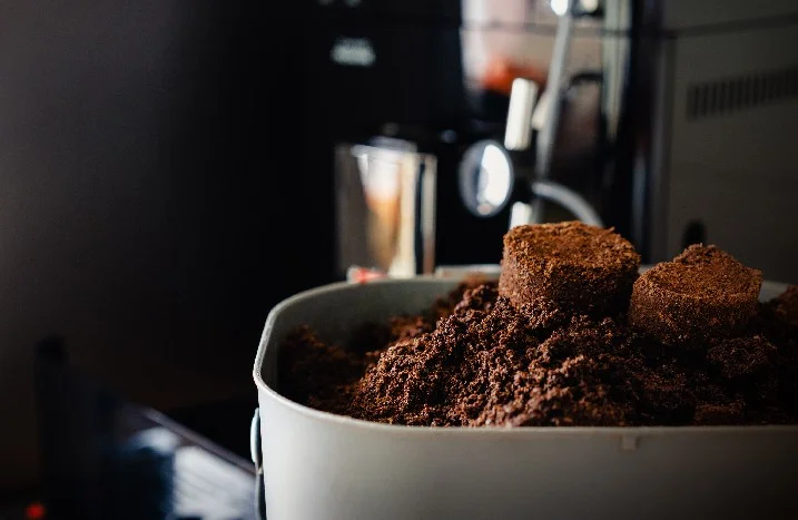 Kaffeesatz in einem Behälter