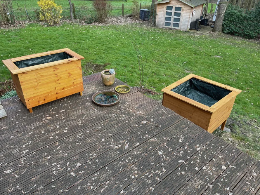 Zwei Hochbeete aus Holz auf einer Terrasse