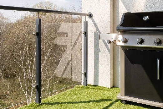 Gasgrill auf einem Balkon mit Waldblick