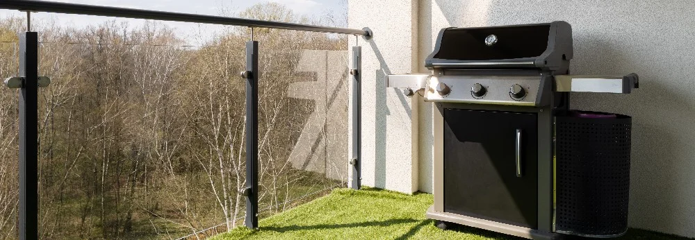 Gasgrill auf einem Balkon mit Waldblick