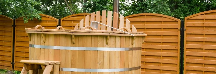 Hölzerner Badezuber im Garten
