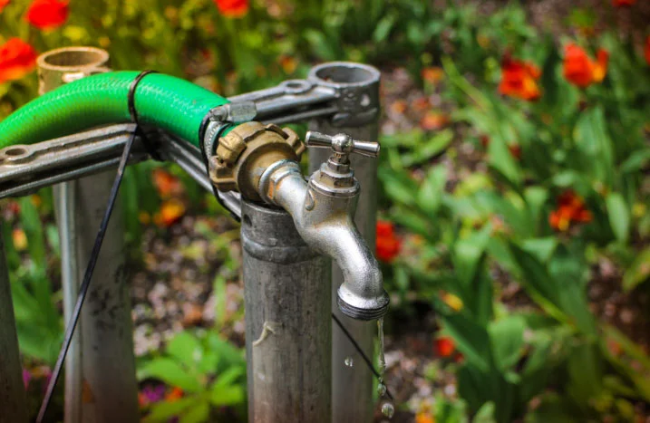 Wasserhahn mit Gartenschlauch
