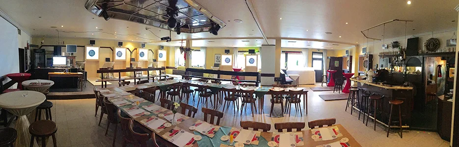 Leerer Festsaal mit Dartsscheiben