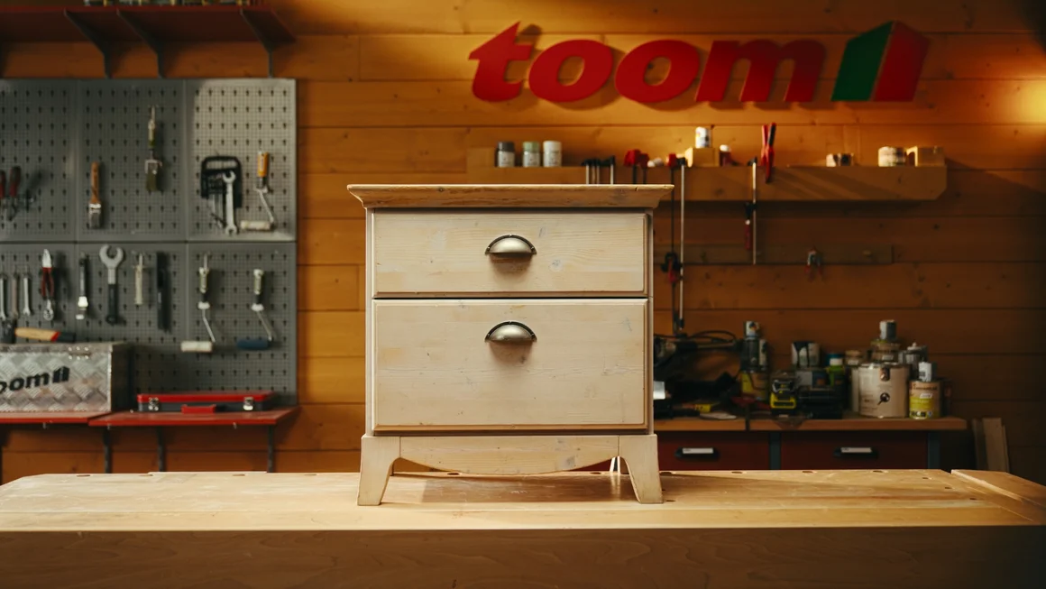 Kleiner Schrank aus hellem Holz
