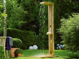Holzdusche im Garten mit laufendem Wasser