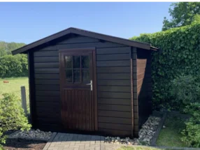 Dunkelbraunes Gartenhaus aus Holz