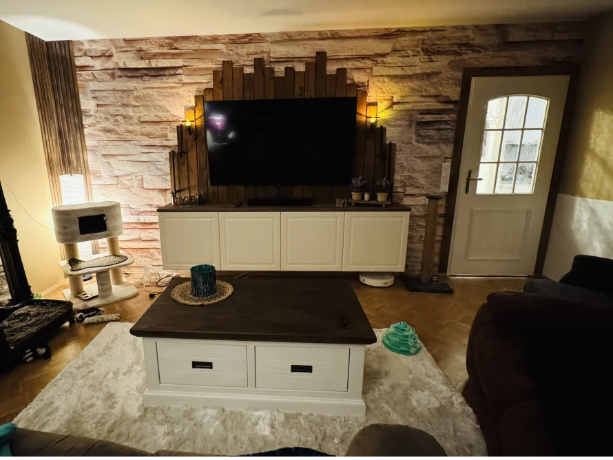 Wohnzimmer mit Fernseher an der Wand