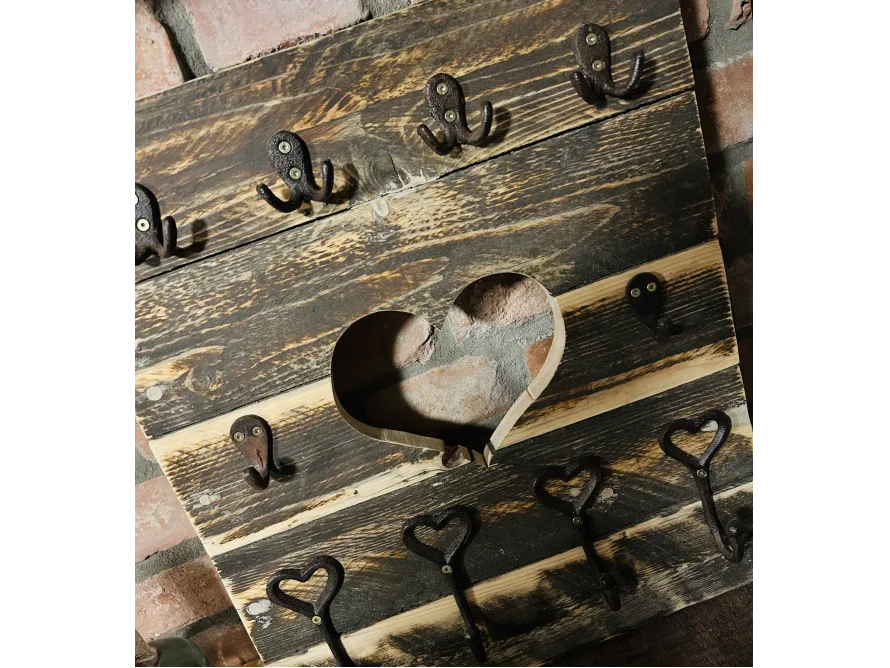 Garderobe aus dunklem Holz mit Herz