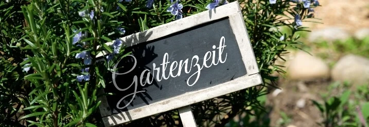Schild "Gartenzeit" in Rosmarin